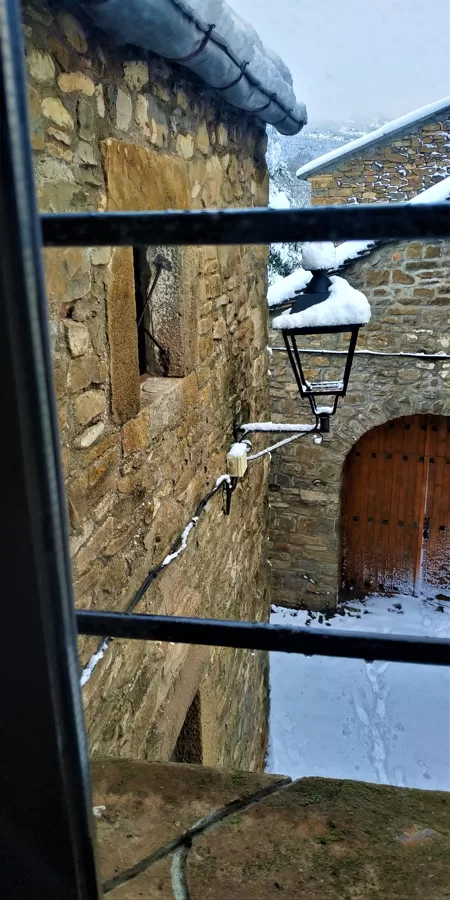 La puerta de la iglesia desde la sala